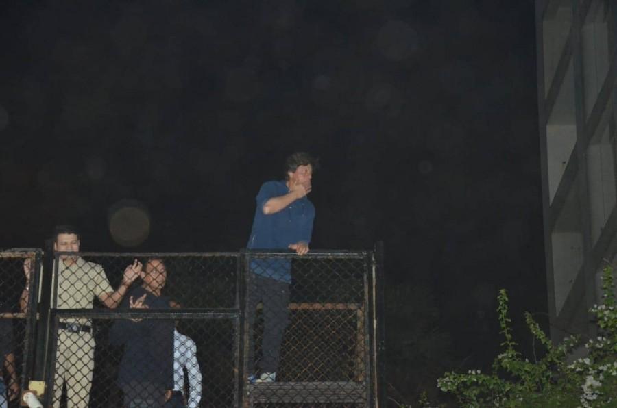 Shah Rukh Khan greets fans outside Mannat on his 53rd birthday Shah Rukh Khan,Shah Rukh Khan birthday,Shah Rukh Khan 53rd birthday,Shah Rukh Khan birthday celebration,Shah Rukh Khan fans,shah rukh khan birthday pictures,SRK