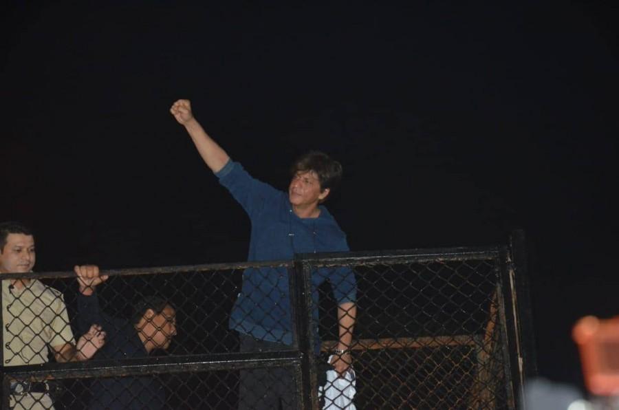 Shah Rukh Khan greets fans outside Mannat on his 53rd birthday Shah Rukh Khan,Shah Rukh Khan birthday,Shah Rukh Khan 53rd birthday,Shah Rukh Khan birthday celebration,Shah Rukh Khan fans,shah rukh khan birthday pictures,SRK