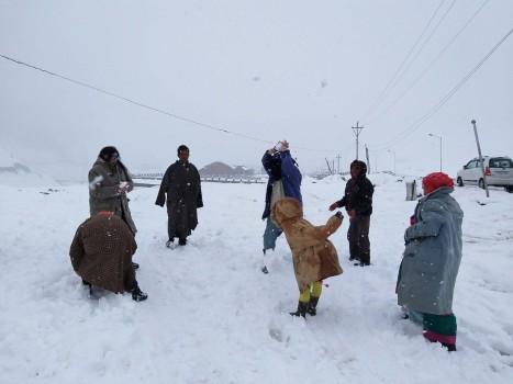 Srinagar, Shimla and Manali get season's first snowfall, brings joy to cities facing a dry spell