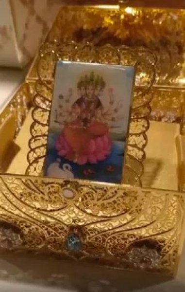 Isha Ambani and Anand Piramal wedding invite is all things royal Anand Piramal,Isha Ambani,Isha Ambani and Anand Piramal wedding card,Isha Ambani and Anand Piramal wedding,Isha Ambani and Anand Piramal marriage,Isha Ambani wedding,Isha Ambani wedding card