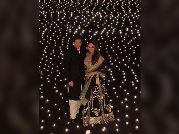 Shah Rukh Khan's Diwali party pics Shah Rukh Khan,Shah Rukh Khan and wife Gauri Khan,Alia Bhatt,Katrina Kaif,Kareena Kapoor,Jacqueline Fernandez,Vidya Balan,Shah Rukh Khan Diwali party,Shah Rukh Khan Diwali party pics,Shah Rukh Khan Diwali party images,Shah Rukh Khan Diwali party stills,Sh