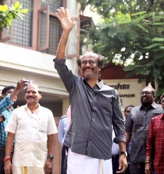 Rajinikanth wishes fans outside his residence
