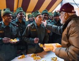 PM Narendra Modi,Modi celebrates Diwali,Narendra Modi celebrates Diwali,Narendra Modi celebrates Diwali with jawans,jawans,Indian Army,Diwali,Diwali celebration