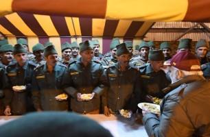 PM Narendra Modi,Modi celebrates Diwali,Narendra Modi celebrates Diwali,Narendra Modi celebrates Diwali with jawans,jawans,Indian Army,Diwali,Diwali celebration