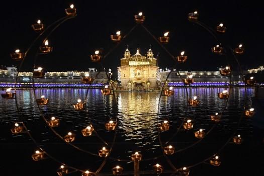 Golden temple celebrates Bandi Chhor Diwas and Diwali with Fireworks, LED light show