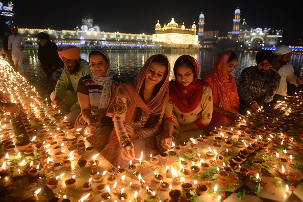 Golden Temple Celebrates Bandi Chhor Diwas And Diwali With Fireworks ...