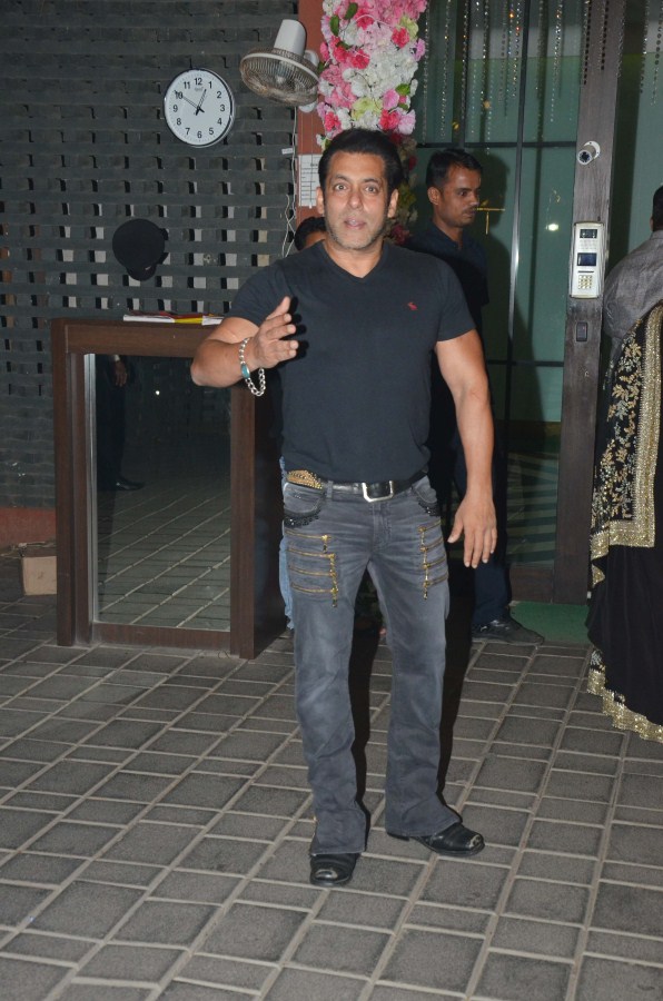 Salman Khan Arpita Khan Diwali bash,celebs at Arpita Khan Diwali bash,Arpita Khan Diwali bash pics,Arpita Khan Diwali bash images,Salman Khan,Jacqueline Fernandez,Shilpa Shetty,Sonakshi Sinha,Riteish Deshmukh