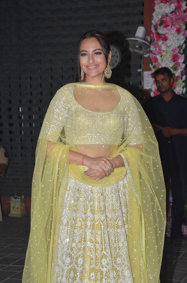 Sonakshi Sinha Arpita Khan Diwali bash,celebs at Arpita Khan Diwali bash,Arpita Khan Diwali bash pics,Arpita Khan Diwali bash images,Salman Khan,Jacqueline Fernandez,Shilpa Shetty,Sonakshi Sinha,Riteish Deshmukh