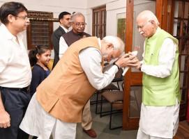 Narendra Modi,Narendra Modi visits LK Advani,LK Advani,LK Advani birthday,LK Advani 91st birthday,Modi wishes LK Advani