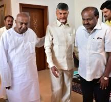 Chandrababu Naidu,Chandrababu Naidu meets Kumaraswamy,CM Kumaraswamy,Devegowda,Chandrababu Naidu meets Devegowda,Chandrababu Naidu in Bangalore,Modi vs All,Modi,Narendra Modi,PM Narendra Modi