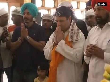 Rahul Gandhi offers prayers at Darbar Sahib Gurudwara in Rajnandgaon
