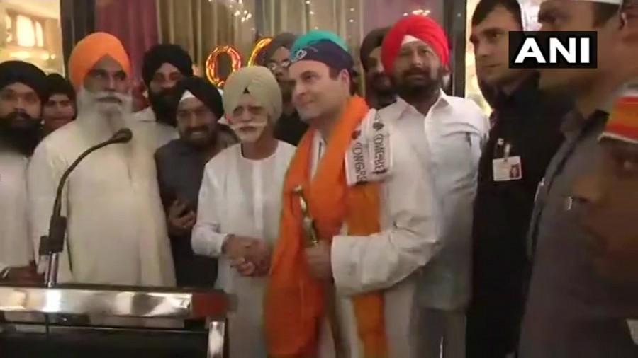 Rahul Gandhi offers prayers at Darbar Sahib Gurudwara in Rajnandgaon Congress president Rahul Gandhi,Rahul Gandhi,Rahul Gandhi at Darbar Sahib Gurudwara,Rahul Gandhi at Gurudwara,Sahib Gurudwara in Rajnandgaon,Sahib Gurudwara
