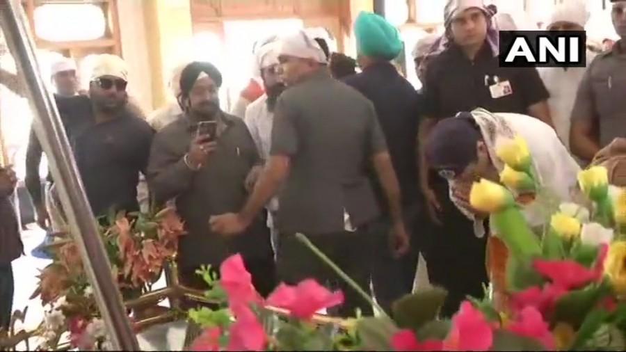 Rahul Gandhi offers prayers at Darbar Sahib Gurudwara in Rajnandgaon Congress president Rahul Gandhi,Rahul Gandhi,Rahul Gandhi at Darbar Sahib Gurudwara,Rahul Gandhi at Gurudwara,Sahib Gurudwara in Rajnandgaon,Sahib Gurudwara