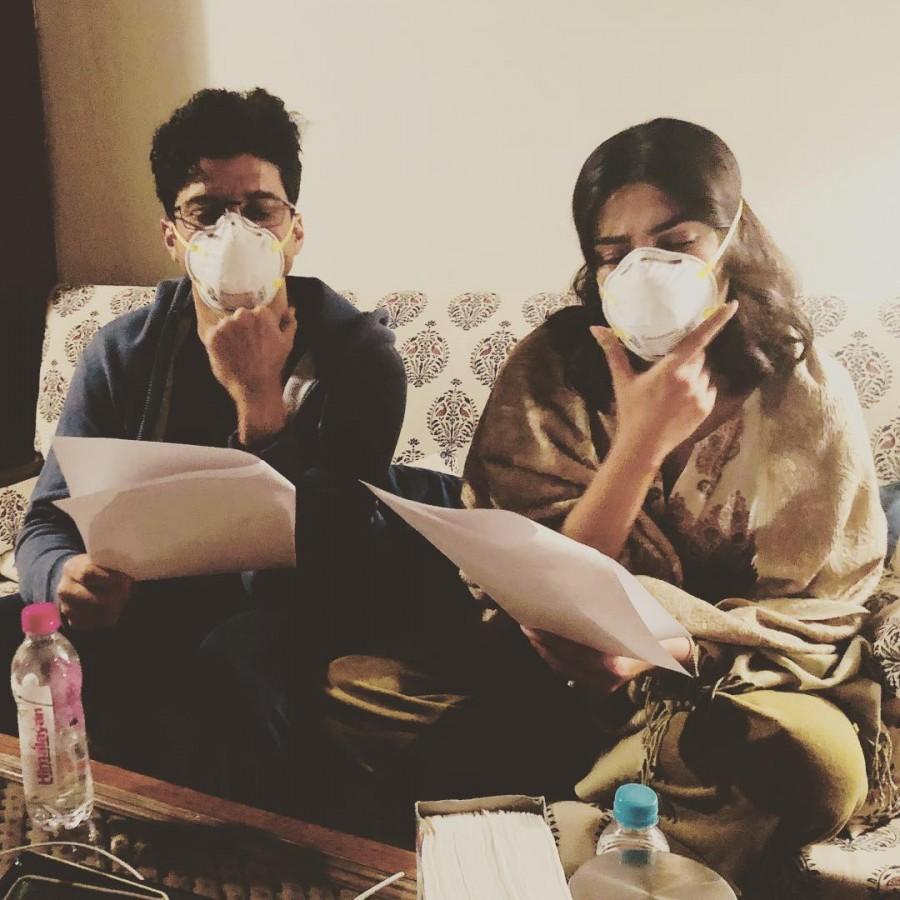 Farhan Akhtar, Priyanka Chopra struggle with Delhi's pollution as they shoot for 'The Sky Is Pink' in masks The Sky Is Pink,Farhan Akhtar,Priyanka Chopra,Priyanka Chopra mask,Farhan Akhtar mask,The Sky is Pink shooting,The Sky is Pink on the sets,Delhi pollution