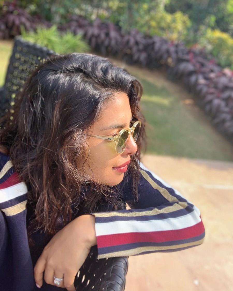 Priyanka Chopra The Sky Is Pink,Farhan Akhtar,Priyanka Chopra,Priyanka Chopra mask,Farhan Akhtar mask,The Sky is Pink shooting,The Sky is Pink on the sets,Delhi pollution