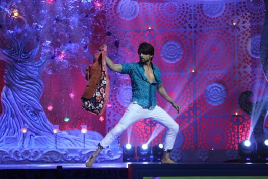 Gurmeet Choudhary Performs for Star Plus's Mother's Day Special