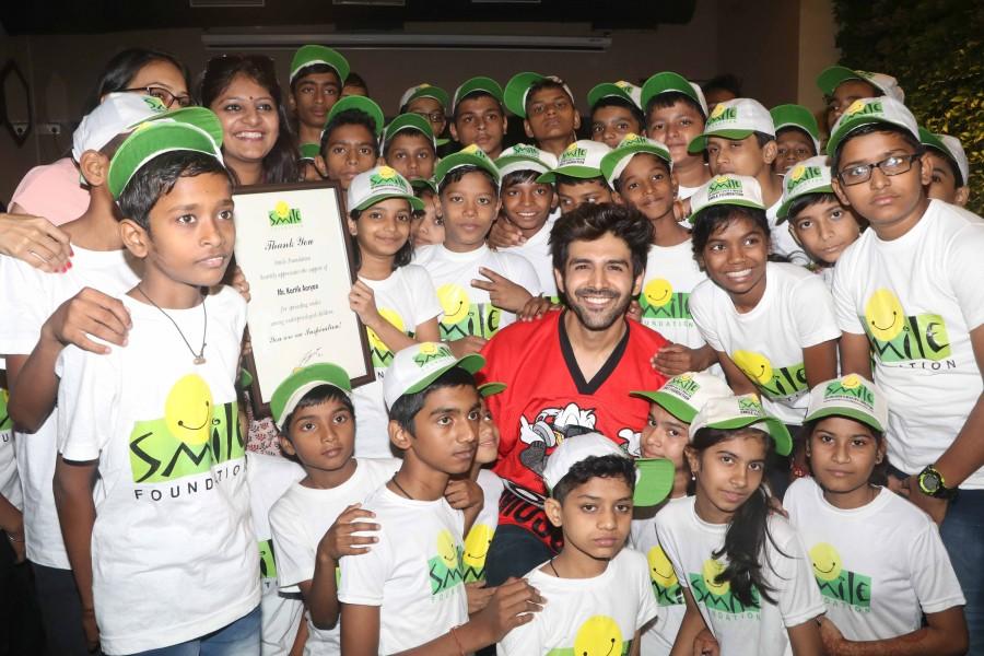 Kartik Aaryan With Kids From Smile Foundation Smile Foundation,happy children's day celebrations,Chidlren's Day,kartik aaryan,kartik aaryan children,Kids With Kartik Aaryan,Bollywood Actor,Bollywood,Bollywood Latest