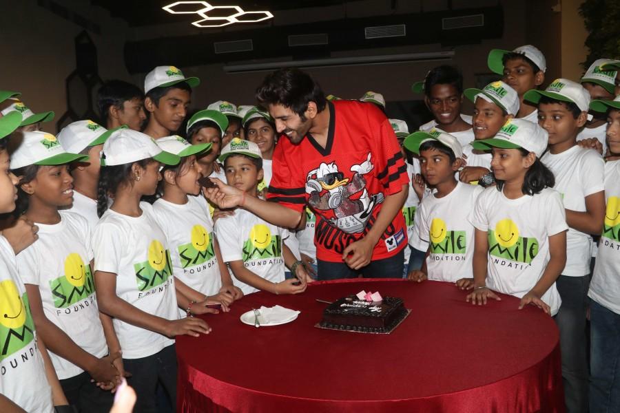Kartik Aaryan With Kids From Smile Foundation Smile Foundation,happy children's day celebrations,Chidlren's Day,kartik aaryan,kartik aaryan children,Kids With Kartik Aaryan,Bollywood Actor,Bollywood,Bollywood Latest