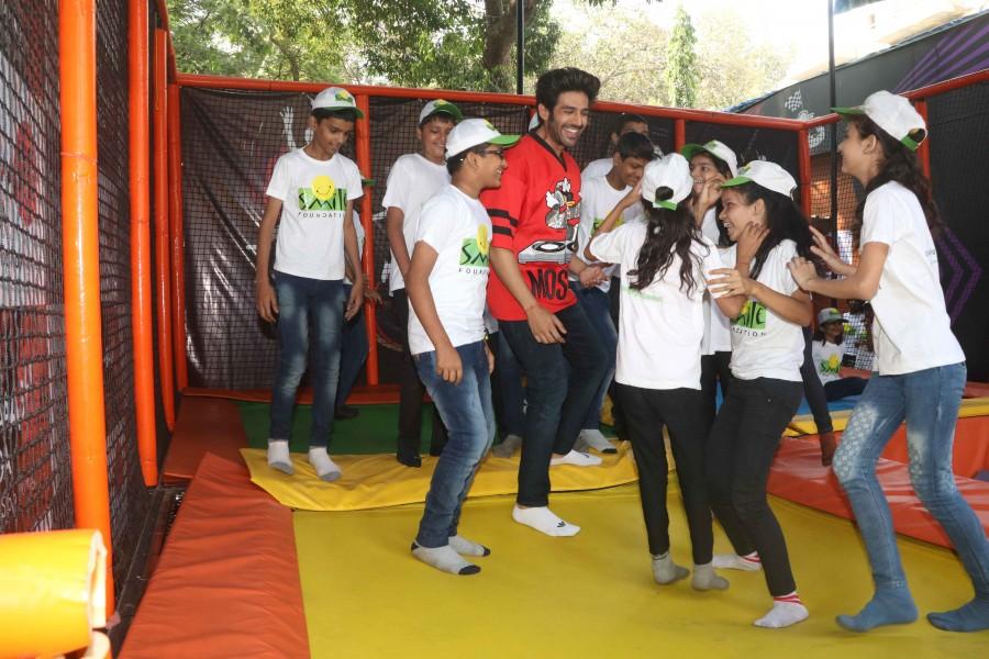 Kartik Aaryan With Kids From Smile Foundation Smile Foundation,happy children's day celebrations,Chidlren's Day,kartik aaryan,kartik aaryan children,Kids With Kartik Aaryan,Bollywood Actor,Bollywood,Bollywood Latest