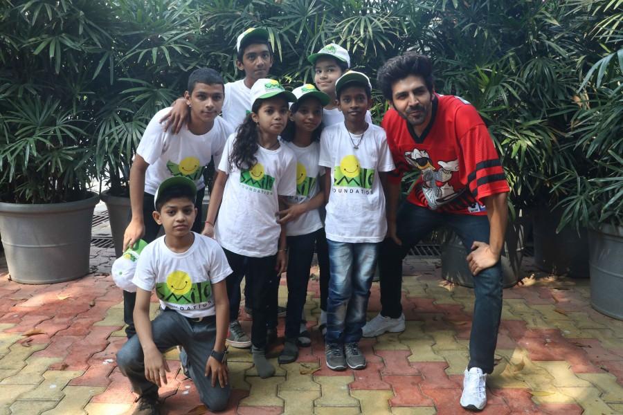 Kartik Aaryan With Kids From Smile Foundation Smile Foundation,happy children's day celebrations,Chidlren's Day,kartik aaryan,kartik aaryan children,Kids With Kartik Aaryan,Bollywood Actor,Bollywood,Bollywood Latest