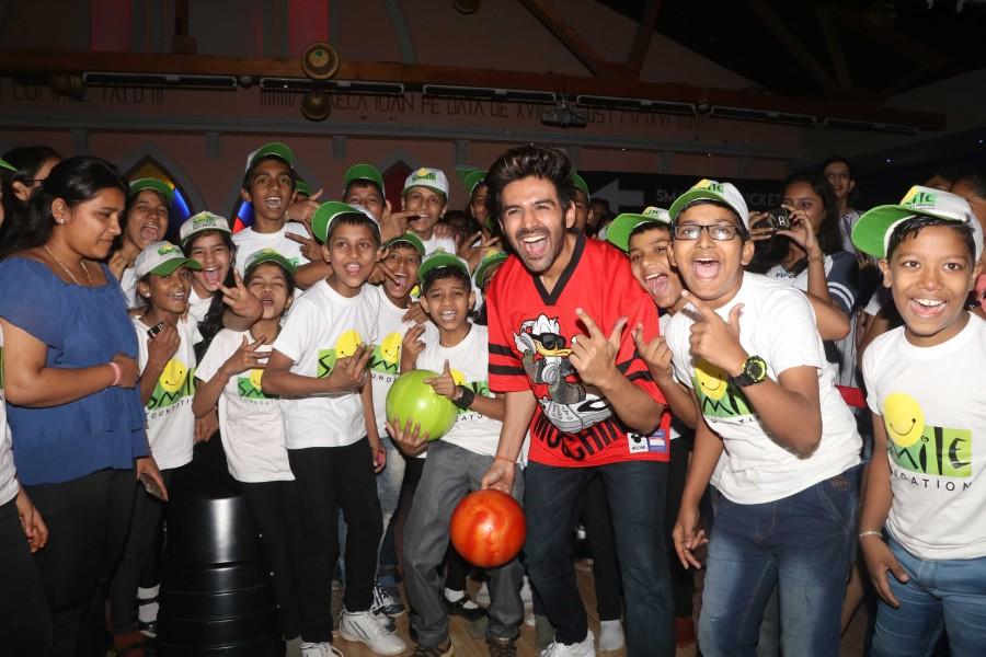 Kartik Aaryan With Kids From Smile Foundation Smile Foundation,happy children's day celebrations,Chidlren's Day,kartik aaryan,kartik aaryan children,Kids With Kartik Aaryan,Bollywood Actor,Bollywood,Bollywood Latest