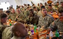 墨西哥边境的美国士兵庆祝感恩节