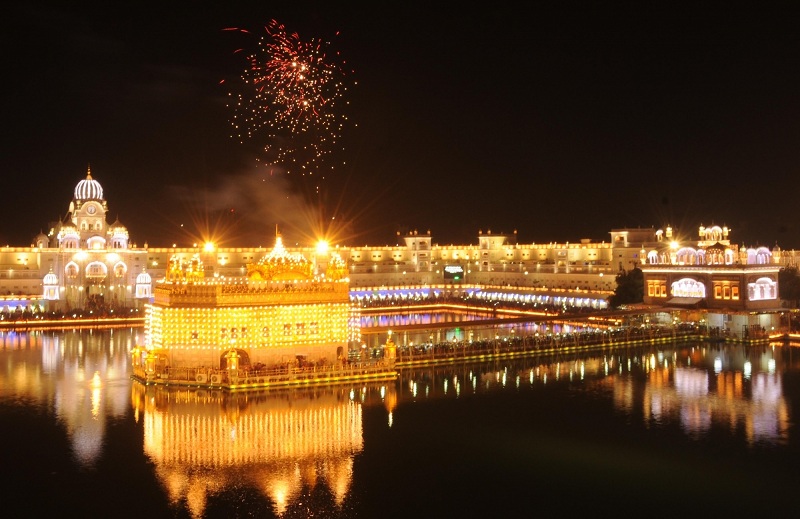 Lights illuminate the beauty of The Golden Temple in Amritsar on Guru ...