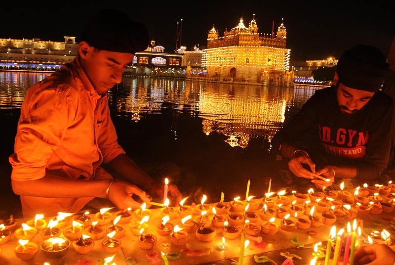 Lights illuminate the beauty of The Golden Temple in Amritsar on Guru ...