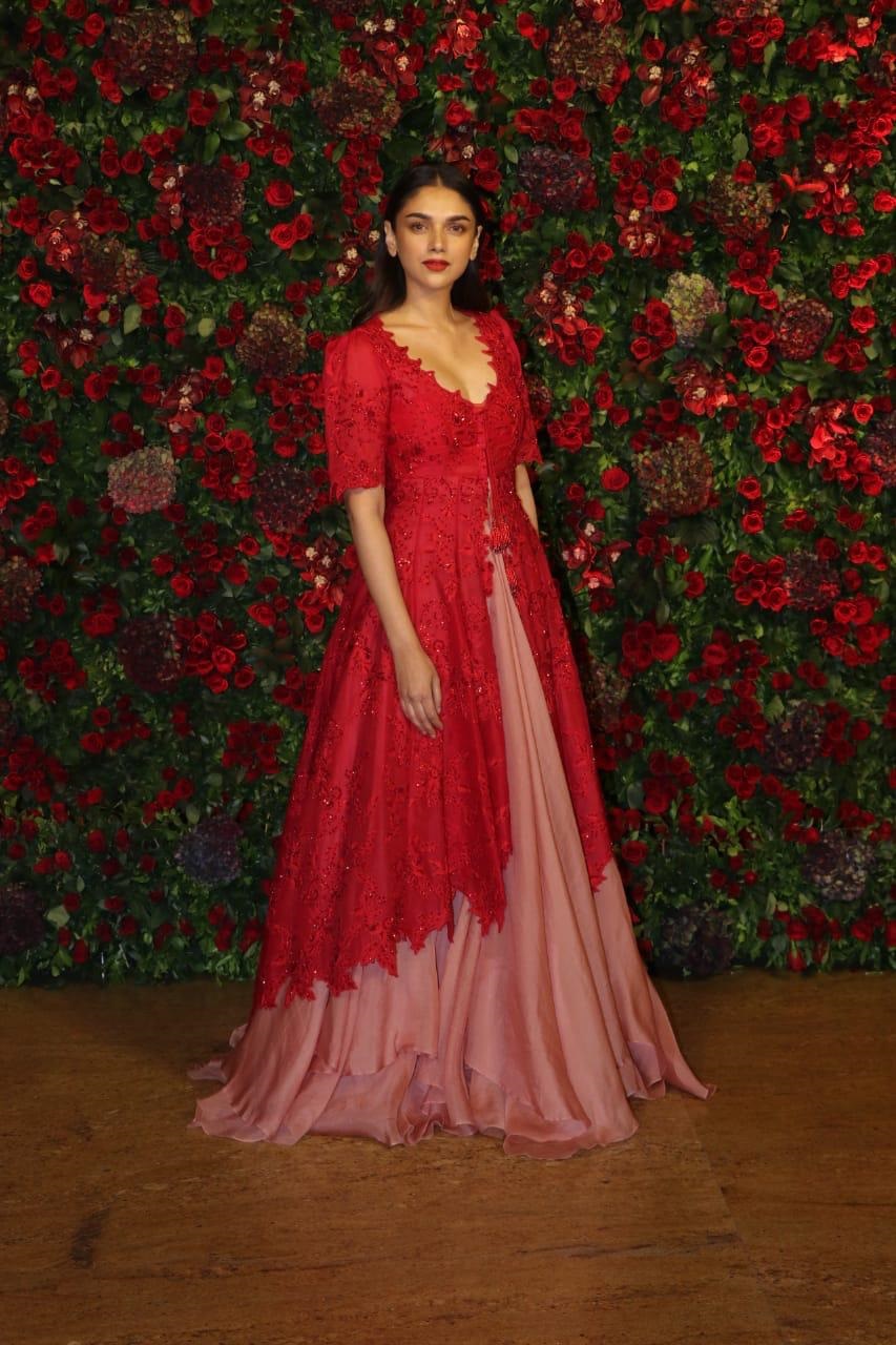 Deepika Padukone, Ranveer Singh's first pics from wedding reception for  Bollywood celebs | Bollywood - Hindustan Times