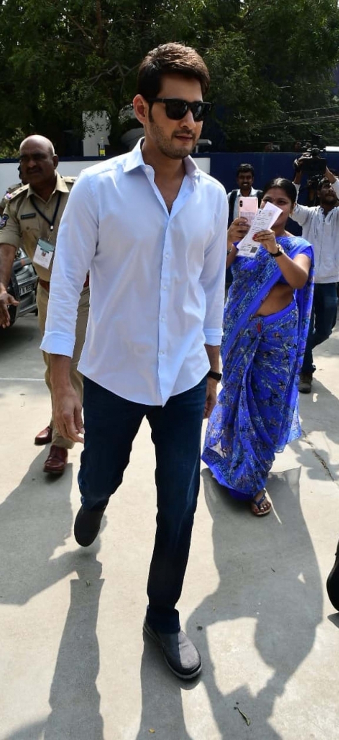 Stars Voting For Telangana Elections Allu arjun,chiranjeevi,Jr NTR,Mahesh Babu,Nagarjuna,telangana elections 2019,elections,telugu film industry,tollywood