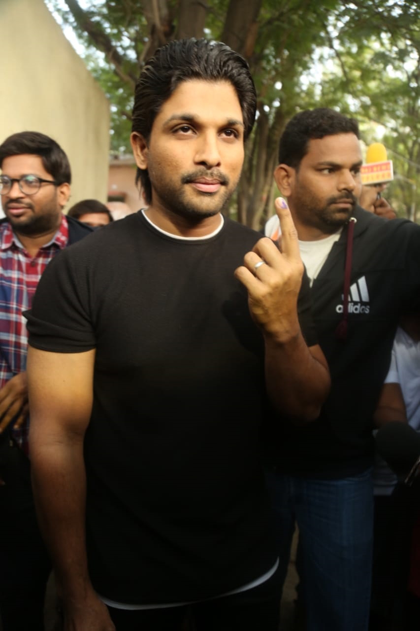 Stars Voting For Telangana Elections Allu arjun,chiranjeevi,Jr NTR,Mahesh Babu,Nagarjuna,telangana elections 2019,elections,telugu film industry,tollywood