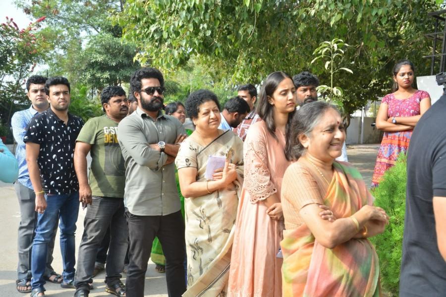 Stars Voting For Telangana Elections Allu arjun,chiranjeevi,Jr NTR,Mahesh Babu,Nagarjuna,telangana elections 2019,elections,telugu film industry,tollywood
