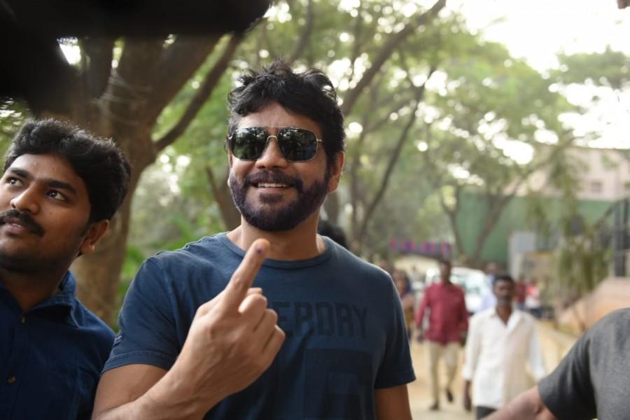 Stars Voting For Telangana Elections Allu arjun,chiranjeevi,Jr NTR,Mahesh Babu,Nagarjuna,telangana elections 2019,elections,telugu film industry,tollywood