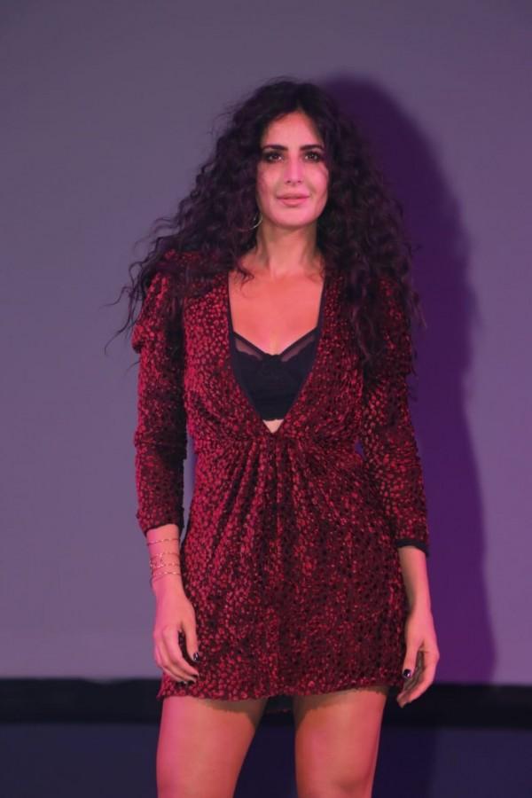 zero husn parcham red dress Parcham- Dance status || SRK, Katrina Kaif, Anushka Sharma No 1. #HusnParcham #katrinakaifsongs #anushkasharma #sharukhkhanfans #zeromovie Singer -Bhoomi Trivedi, Raja kumari Lyrics - Irshad Kamil Music while the skirt and bodice remain sheer for a subtle contrast Katrina Kaif sets the stage