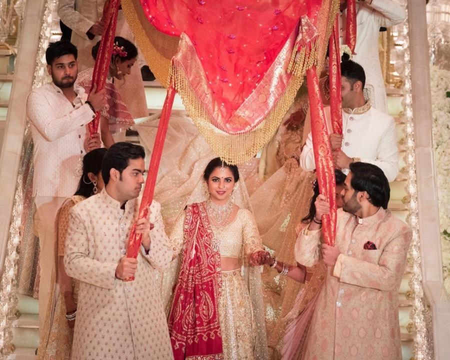 Ambani-Piramal Wedding Isha ambani,isha ambani wedding,isha ambani wedding dance,Isha Ambani Anand Parimal wedding,isha ambani Anand Piramal,Anand Piramal,Anand Piramal isha ambani,Ambani residence antilia