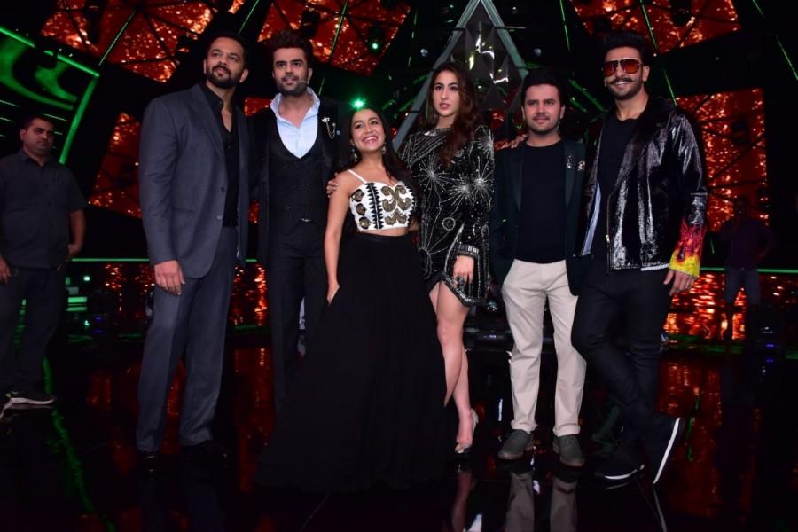 Ranveer Singh and Sara Ali Khan On Indian Idol Set Ranveer Singh,Ranveer Singh simmba,Ranveer singh movies,Indian Idol 10,Indian Idol 10 contestants,Sara ali khan,Sara Ali khan simmba,rohit shetty,rohit shetty simmba
