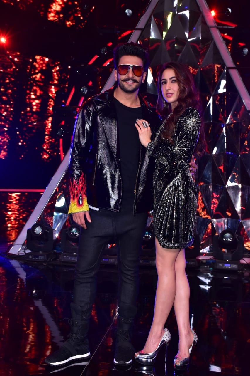 Ranveer Singh and Sara Ali Khan On Indian Idol Set Ranveer Singh,Ranveer Singh simmba,Ranveer singh movies,Indian Idol 10,Indian Idol 10 contestants,Sara ali khan,Sara Ali khan simmba,rohit shetty,rohit shetty simmba