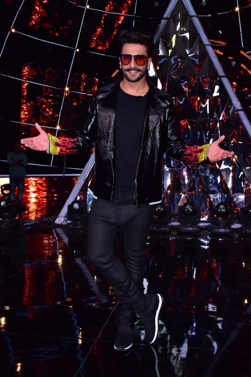 Ranveer Singh and Sara Ali Khan On Indian Idol Set Ranveer Singh,Ranveer Singh simmba,Ranveer singh movies,Indian Idol 10,Indian Idol 10 contestants,Sara ali khan,Sara Ali khan simmba,rohit shetty,rohit shetty simmba