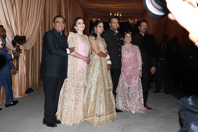 Isha Ambani and Anand Piramal Wedding Reception Isha ambani wedding,isha ambani,Isha Ambani wedding antilia,Isha Ambani Anand Parimal wedding,isha ambani wedding reception,Anand Piramal,Anand Piramal isha ambani,kartik aaryan