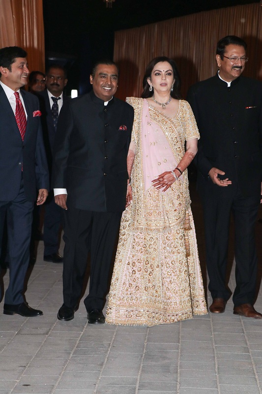 Isha Ambani and Anand Piramal Wedding Reception Isha ambani wedding,isha ambani,Isha Ambani wedding antilia,Isha Ambani Anand Parimal wedding,isha ambani wedding reception,Anand Piramal,Anand Piramal isha ambani,kartik aaryan