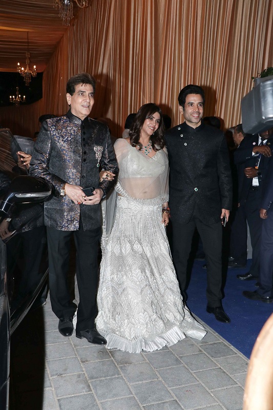 Isha Ambani and Anand Piramal Wedding Reception Isha ambani wedding,isha ambani,Isha Ambani wedding antilia,Isha Ambani Anand Parimal wedding,isha ambani wedding reception,Anand Piramal,Anand Piramal isha ambani,kartik aaryan