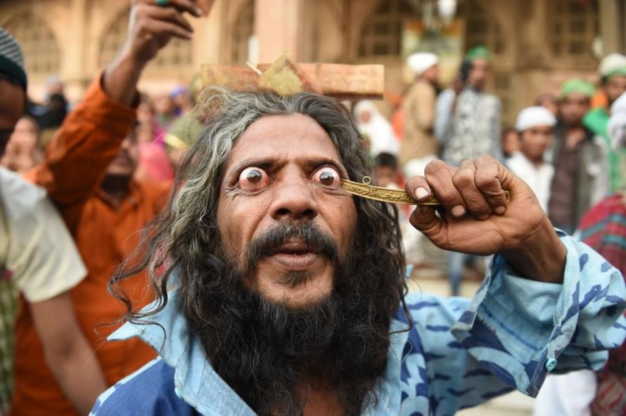 Rafai Silsila,Indian Customs,Indian Religion,Muslim traditions,Shah-E-Alam Dargah,Traditions of India,Rafai Papa Miyan Sai,Indian ritual,What is Rafai Silsila