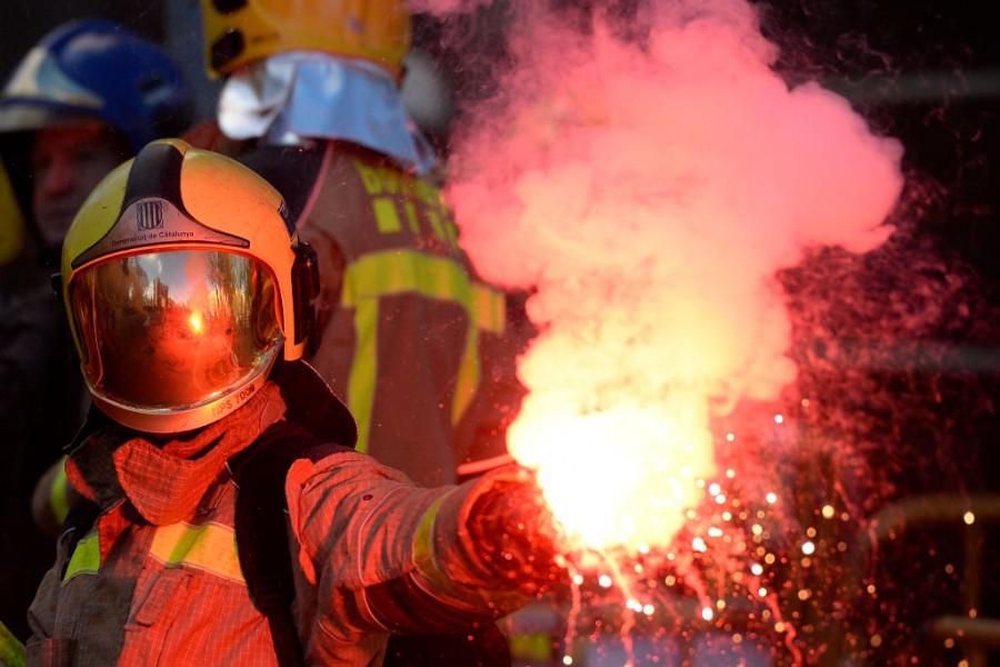 Catalan independence,catalan referendum,catalan firefighters,Catalan protesters,Protests in Spain,Catalunya,firefighters protest in Spain,Spanish Government,spanish police