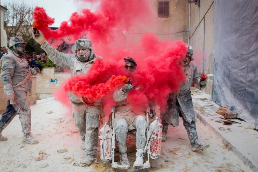 Els Enfarinats,Festivals around the world,Festivals,Spanish Festival,Spanish Military,Festivals In Spain,Festival Season,Christmas Festival