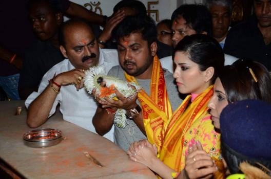 Sunny Leone Visits Siddhivinayak Temple