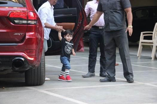 Taimur Ali Khan gazes, Inaaya Naumi Kemmu waves at paparazzi