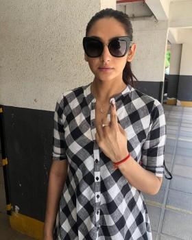 Kannada Celebs Cast Vote (Lok Sabha Elections 2019): Ragini Dwivedi Casts her Vote