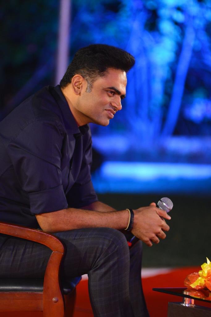 Vamshi Paidipally celebrates Maharshi success with school children Superstar Mahesh Babu,Maharshi,Maharshi success celebration,Maharshi success with school children,Mahesh Babu biggest opener,Mahesh Babu 25th release Maharshi,Mahesh Babu with school students,Mahesh Babu future generation,Maharshi prospects of farming