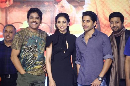 Manmadhudu 2 Posing for a Photo