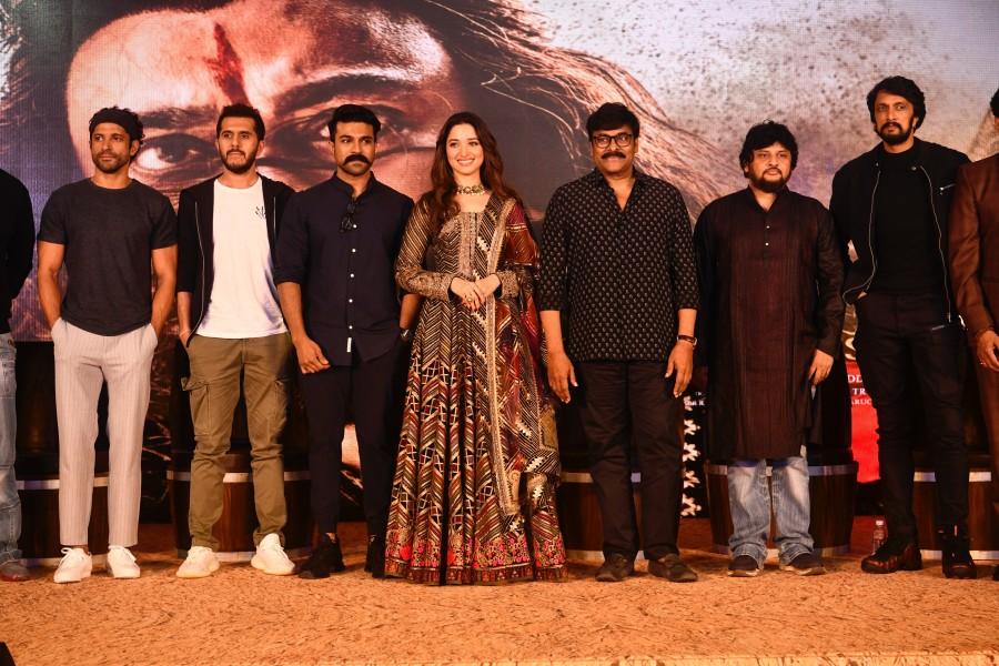 Vijay Sethupathi, Ram Charan, Tamannaah, Chiranjeevi, Sudeep Sye raa narasimha reddy,chiranjeevi,sudeep,vijay sethupathi,tamannaah bhatia,ram charan teja